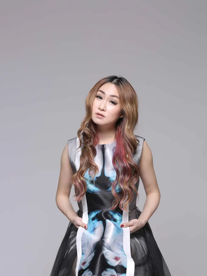 [Bintang] Angela July