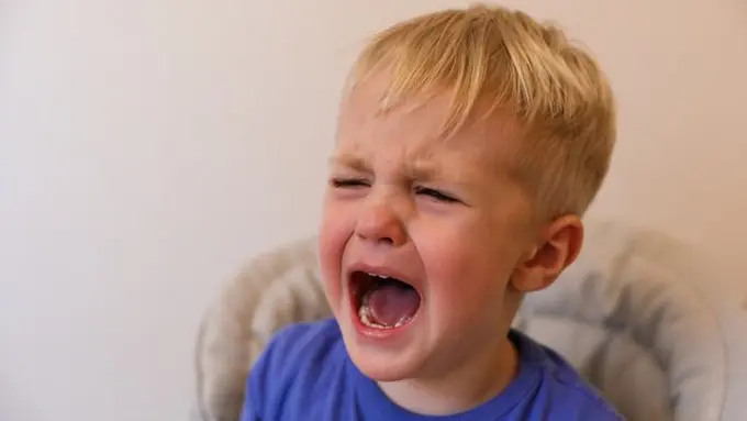 Seorang anak laki-laki berambut pirang sedang menangis (Foto Dok: Freepik/rina.chu)