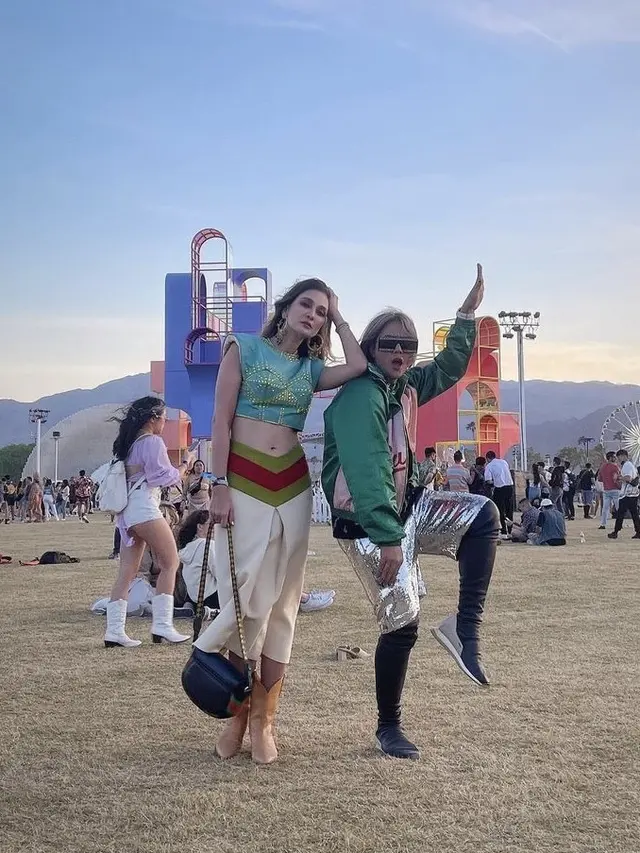 Luna Maya Bergaya Bohemian Pamer Perut Rata di Coachella