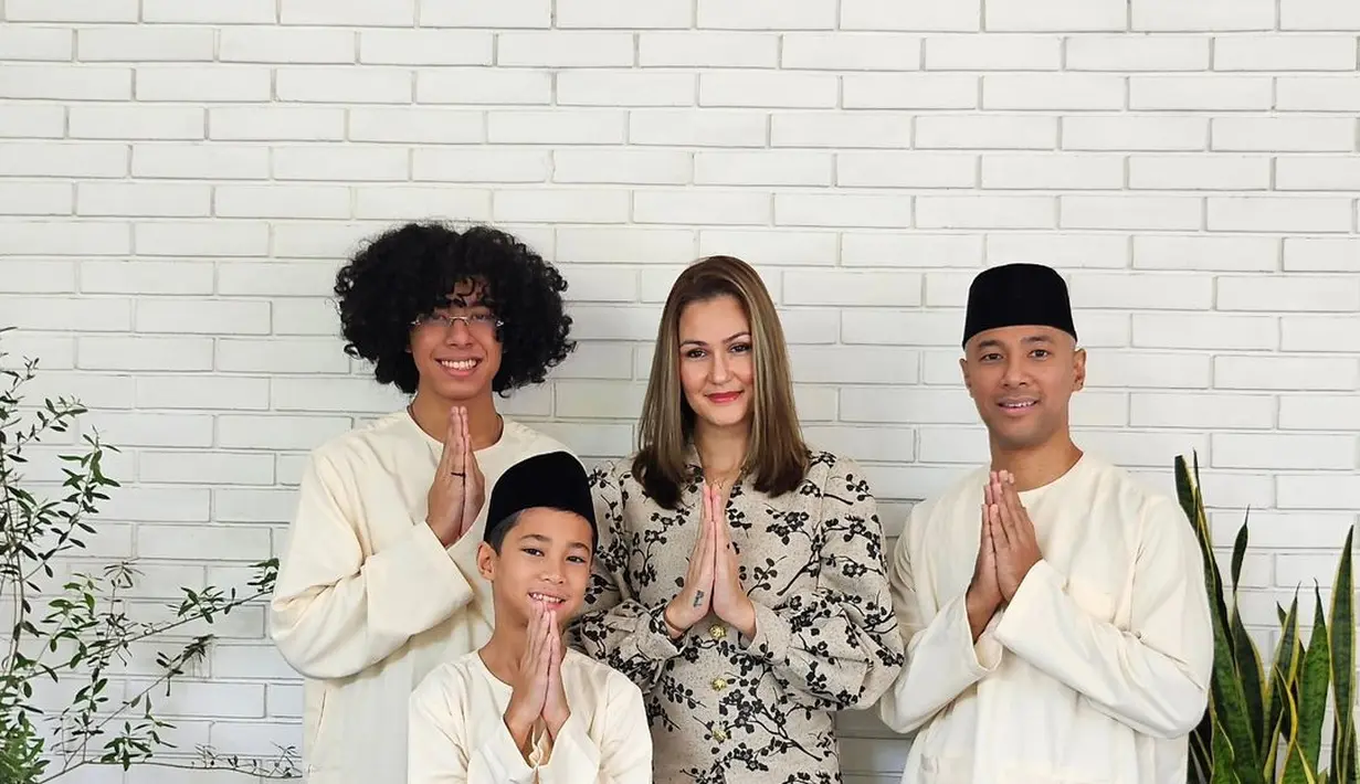 Istri Marcell Siahaan, Rima Melati mengenakan baju kurung dengan atasan lengan panjang model balon dipadukan skirt panjang memiliki motif hitam floral. [@rimamelati]