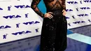 Penyanyi cantik Demi Lovato berpose setibanya pada ajang penghargaan MTV Video Music Awards (VMA)  2017 di California, Minggu (27/8). Sementara bawahannya, Demi Lovato mengenakan celana harem dengan warna senada. (Jordan Strauss/Invision/AP)