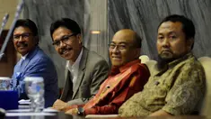 Wakil Ketua Fraksi Partai NasDem, Johnny G. Plate (kiri) bersama Sekretaris Fraksi Partai NasDem Syarief Abdullah (kedua kanan) saat mengikuti acara Seminar Politik Fraksi Nasdem, Jakarta, Jumat (10/04/2015). (Liputan6.com/Andrian M Tunay)