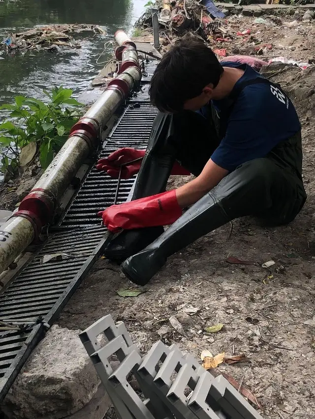 Kiran Cucu Presiden Soekarno Bersihkan Sampah di Sungai