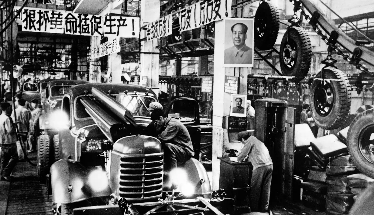 Karyawan bekerja di tempat perakitan pabrik mobil pada 9 Agustus 1968. (AFP Photo/ Hsinhua News Agency)