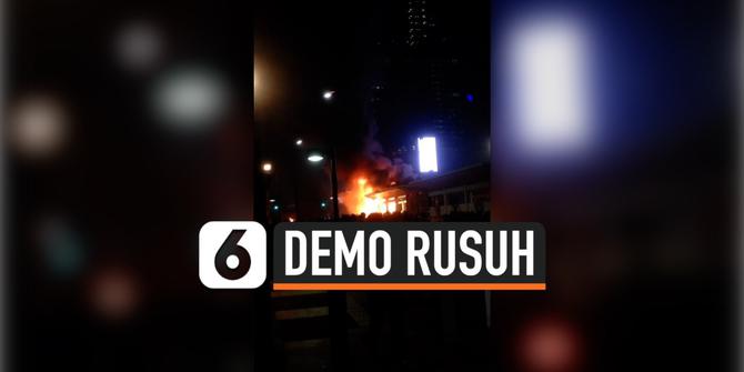 VIDEO: Demo UU Cipta Kerja, 11 Halte Tranjakarta Dirusak dan Dibakar