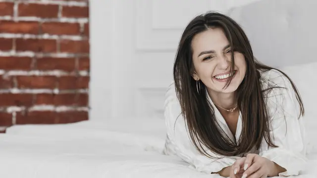 wanita oktober tampak  bahagia