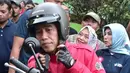 Presiden Joko Widodo (Jokowi) mengecek harga bahan kebutuhan pokok di Pasar Anyar, Tangerang, Minggu (4/11). Jokowi datang mengendarai motor dan mengenakan helm barunya yang dibeli di Indonesia Motorcycle Show 2018. (Liputan6.com/HO/Biro Pers Setpres)