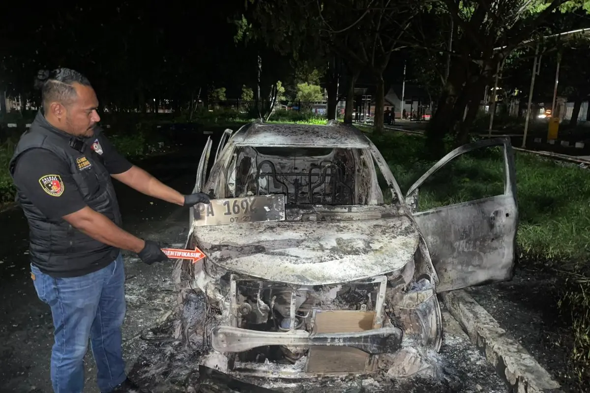 Kendaraan hangus terbakar saat kerusuhan di Stadion Lukas Enembe Papua. (Foto Polda Papua)