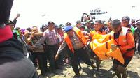 Korban KMP Rafelia 2 dievakuasi (Dian Kurniawan/Liputan6.com)