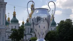 Replika trofi Liga Champions menghiasi kota Kiev, Ukraina, Selasa (22/5/2018). Kiev menjadi tuan rumah final Liga Champions 2018 antara Real Madrid kontra Liverpool. (AP/Efrem Lukatsky)