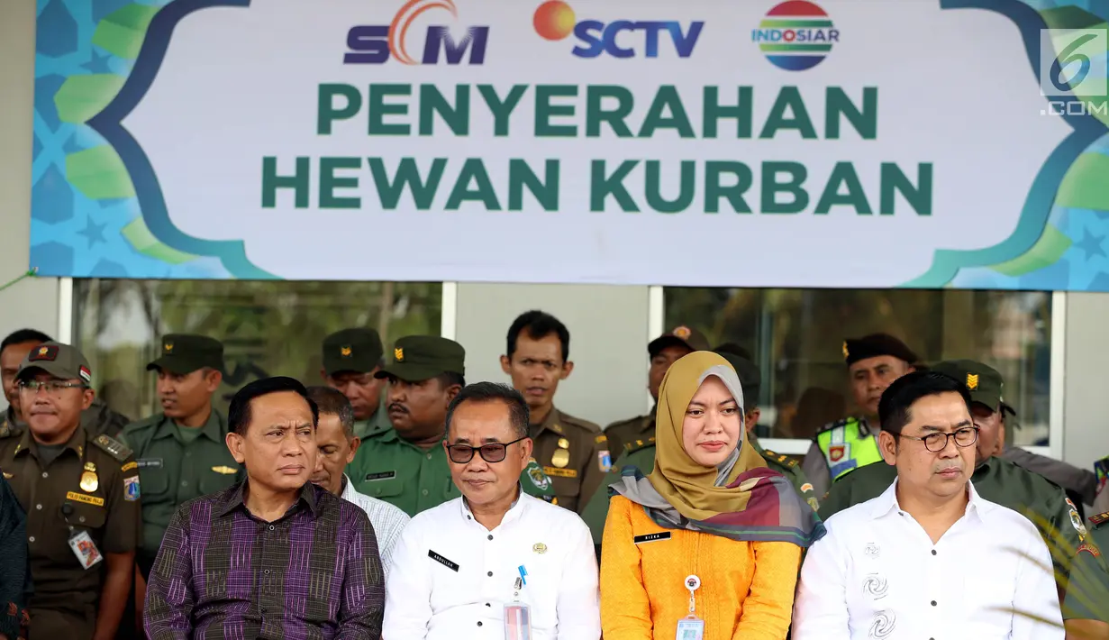 Direktur Utama Indosiar Komjen Pol (Purn) Imam Sudjarwo (kiri) hadir pada acara penyerahan hewan qurban jelang Hari Raya Idul Adha 2017, di Studio 5 Indosiar, Jakarta, Kamis (31/08). (Liputan6.com/Johan Tallo)