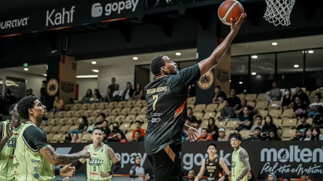Jordan Adams memimpin Dewa United menghajar Pacific Caesar Surabaya di IBL 2025