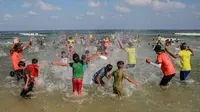 Sejenak Lupakan Perang, Anak-anak Gaza Temukan Kebahagiaan di Laut