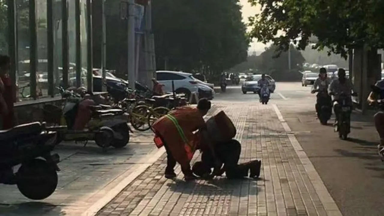Menyentuh, Petugas Kebersihan Berbagi Makan dengan Pengemis Buta