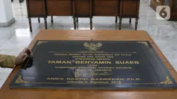 Prasasti penetapan bekas markas Kodim 0505 menjadi Taman Benyamin Suaeb, Jakarta, Selasa (23/6/2020). Taman Benyamin Suaeb menyimpan sejumlah koleksi asli milik seniman betawi, Benyamin Suaeb dan beberapa replika rumah bergaya betawi. (Liputan6.com/Helmi Fithriansyah)