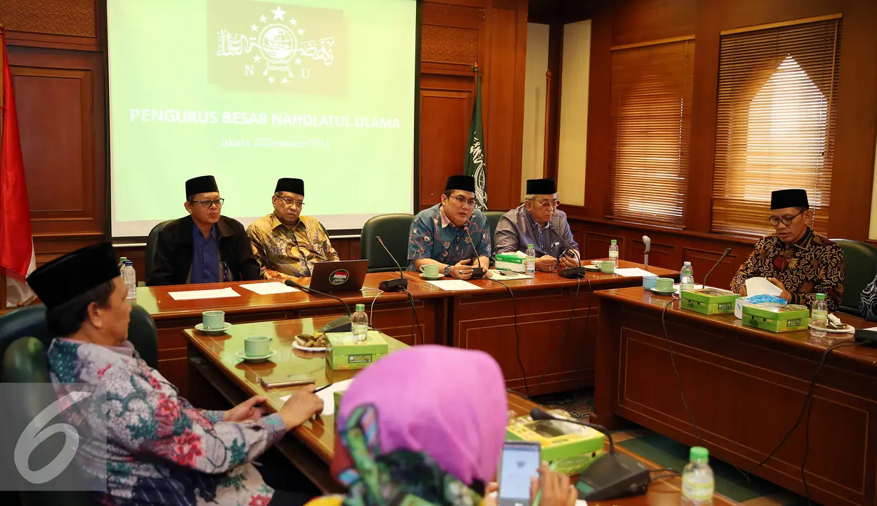 PBNU menggelar konferensi pers usai rapat koordinasi internal di Kantor PBNU, Jakarta, Selasa (20/12). PBNU mengecam pelaku konflik bersenjata di Aleppo. (Liputan6.com/Johan Tallo)