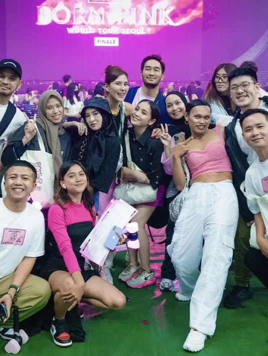 Nagita pun membawa tote bag putih dengan gambar pinknya. Tampilannya pun cukup santai meski busananya seharga Rp6 jutaan.  [@syahnaz]