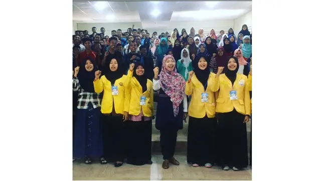 6 Transformasi Raeni, dari Wisuda Diantar Ayah Naik Becak hingga Raih Gelar Doktor