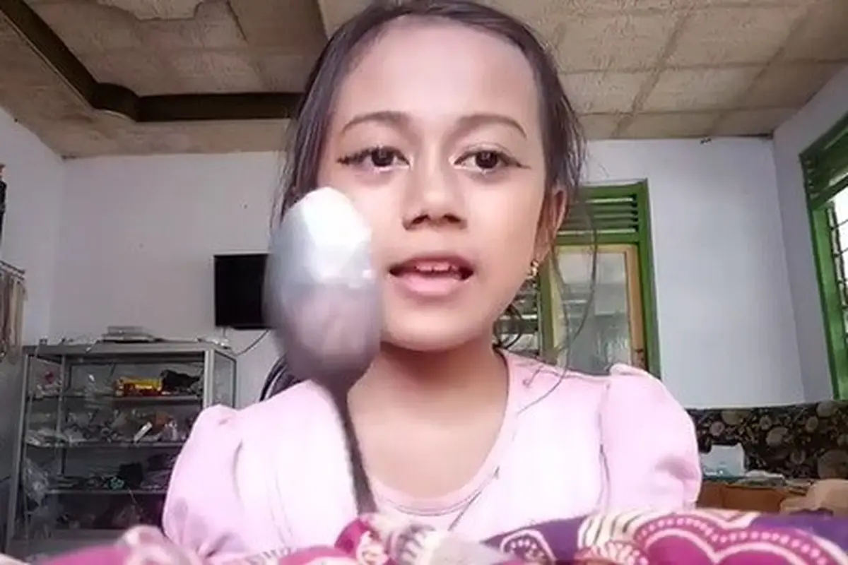tutorial alis pakai sendok (foto: Instagram/@naylaqatrunnada_)