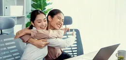 Memberikan pelukan hangat pada rekan kerja bisa menjadi tanda bahwa kamu sangat berempati dan pengertian terhadapnya. (Foto dok: Freepik/Frolopiaton Palm).