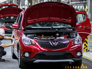 Pekerja merakit mobil di pabrik VinFast, Haiphong, Vietnam, Jumat (14/6/2019). VinFast merupakan produsen sekaligus mobil nasional (mobnas) asal Vietnam. (Manan VATSYAYANA/AFP)