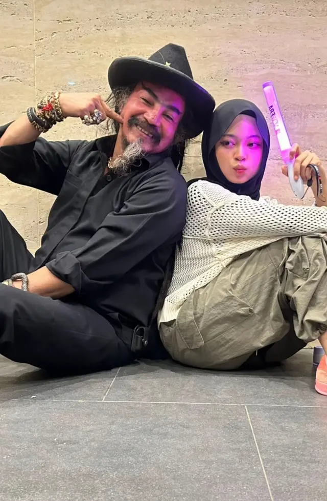 7 Potret Limbad nonton konser JKT48 bareng putri bungsunya, aksi girangnya jadi wota bikin ngakak