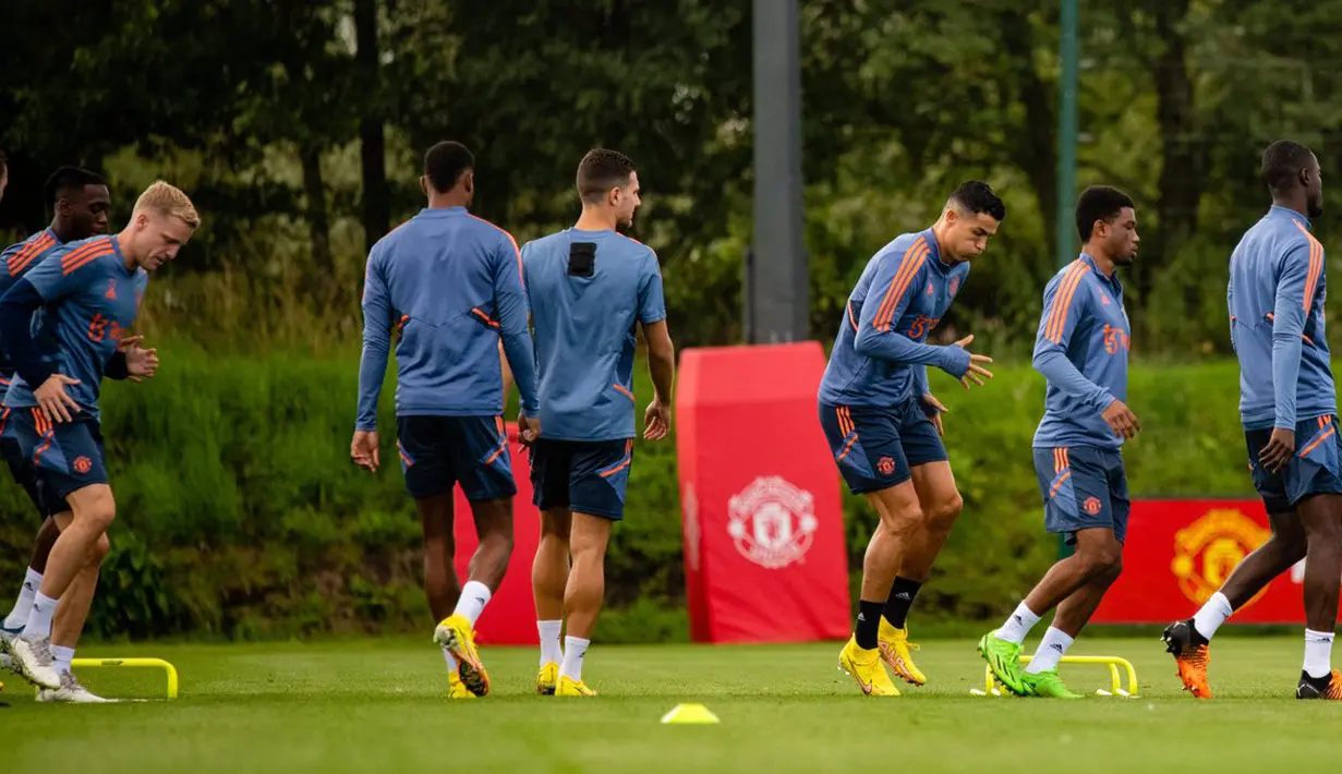 Sesi latihan ini dijalani oleh CR7 dengan penuh semangat walaupun ada kabar keretakan hubungan dirinya dengan Erik Ten Hag. (Twitter/@ManUtd)
