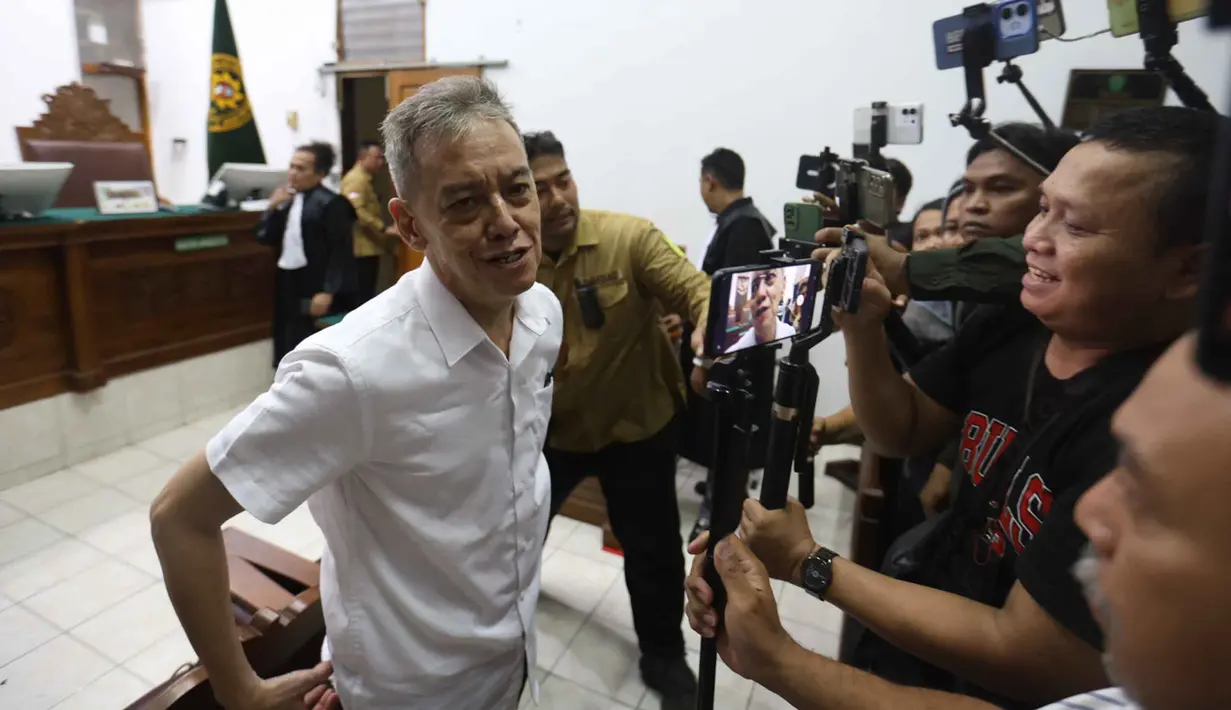 Vonis ini jauh lebih ringan dari tuntutan jaksa yang sebelumnya menuntut enam tahun penjara dan denda Rp 800 juta subsider tiga bulan kurungan. (Kapanlagi.com/Budy Santoso)