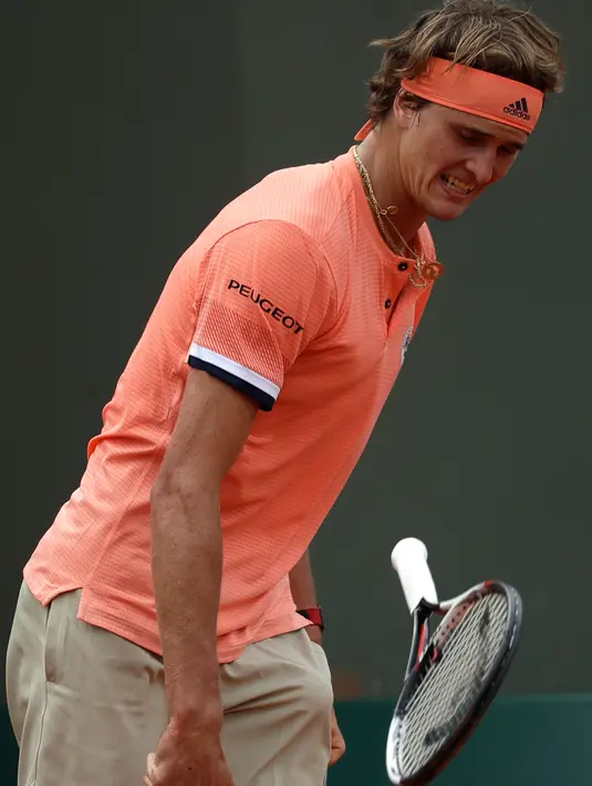 Petenis Jerman, Alexander Zverev melempar raketnya ketika frustasi melawan petenis Serbia, Dusan Lajovic pada babak kedua Prancis Terbuka di Stade Roland Garros, Rabu (30/5). Zverev menang dengan skor 2-6, 7-5, 4-6, 6-1, dan 6-2. (AP/Alessandra Tarantino)