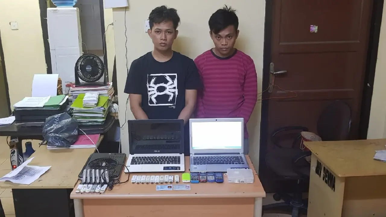 Dua petani asal Kabupaten Sidrap nyambi jadi penipu online (Humas Polda Sulsel/ Eka Hakim)