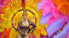 Kelompok tari Carnaval de Colores dari Spanyol tampil dalam Festival Bunga Debrecen ke-48 di Debrecen, Hungaria (20/8). Festival ini merupakan tradisi yang digelar sejak tahun 1966 di Hungaria. (Zsolt Czegledi / MTI via AP)