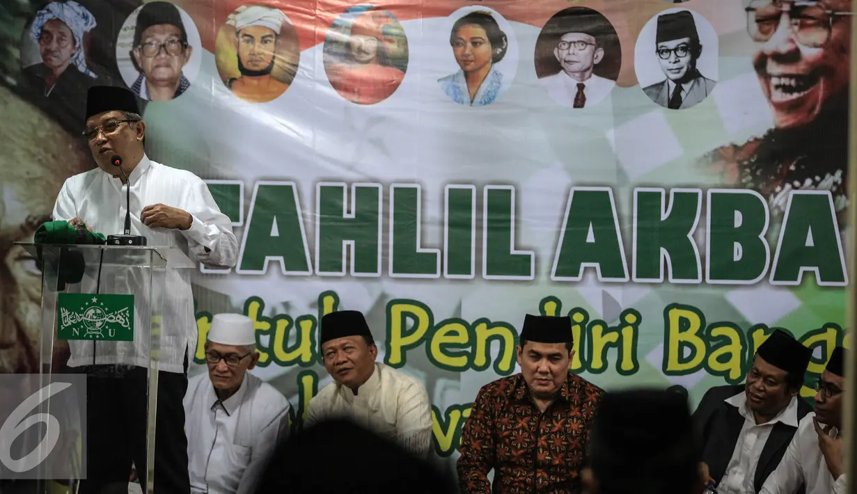 KH.Said Aqil Siradj memberikan tausiah dalam acara Tahlil Akbar di kantor PBNU, Jakarta, Kamis (24/11). Acara ini bertujuan untuk mendoakan para pendiri bangsa, pahlawan nasional dan kedamaian bangsa Indonesia. (Liputan6.com/Faizal Fanani)