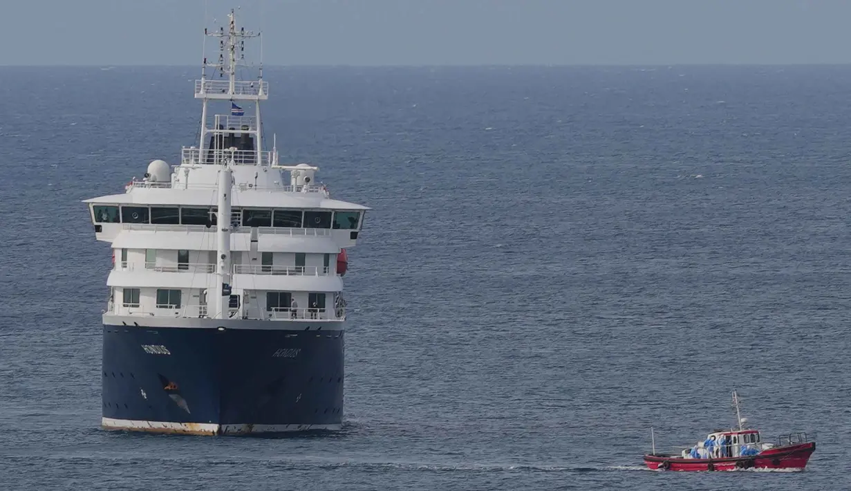 Kapal pesiar MV Hondius saat berlabuh di perairan sekitar pelabuhan Praia, Tanjung Verde, Rabu 6 Mei 2026. Tiga orang yang terinfeksi hantavirus akhirnya berhasil dievakuasi dari kapal pesiar MV Hondius di Cape Verde, Tanjung Verde. (AP Photo/Misper Apawu)