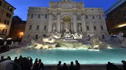 Pengunjung mengabadikan gambar air mancur Trevi Fountain saat peresmiannya setelah ditutup untuk renovasi, Roma, Selasa (3/11). Renovasi digagas oleh salah satu brand fashion Italia, Fendi, dengan biaya 2,2 juta Euro (Rp 32 m). (AFP PHOTO/ALBERTO PIZZOLI)