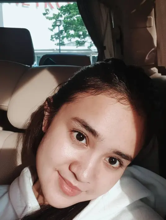 Seperti yang diketahui bahwa sampai sekarang ini Michelle belum juga terlihat memiliki kekasih. Terbukti saat menghadiri resepsi pernikahan Dimas Anggara dan Nadine Chandrawinata, Michelle tampak seorang diri. (Instagram/michelleziu)