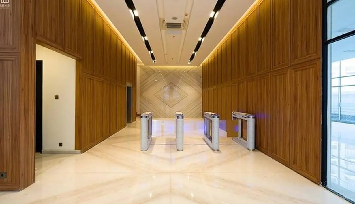 <p>Di bagian depan terdapat sistem absensi yang canggih. Bagian ini mirip dengan kantor-kantor yang ada di drama Korea. [Foto: instagram.com/raffinagita1717]</p>