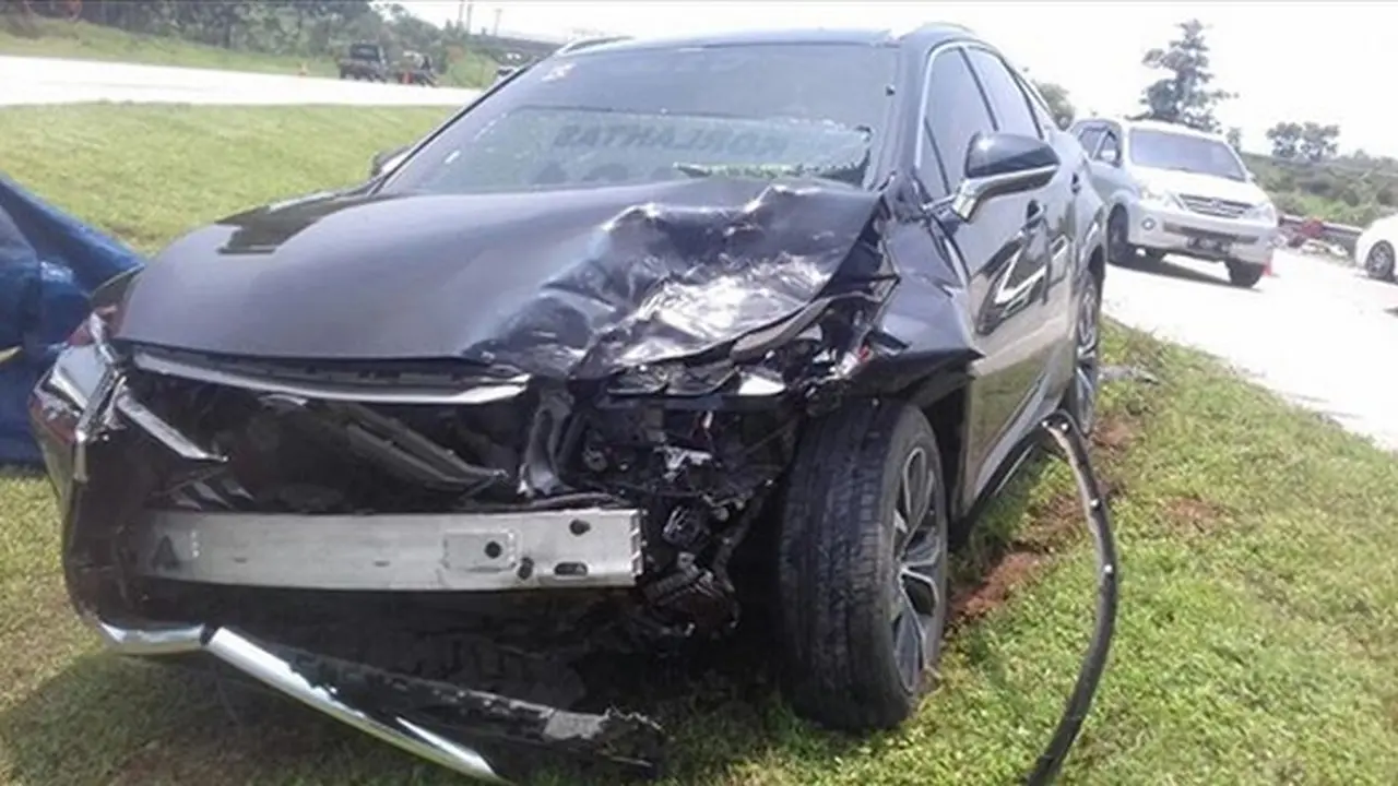 Salah satu mobil Hotman Paris Kecelakaan di tol Cipali