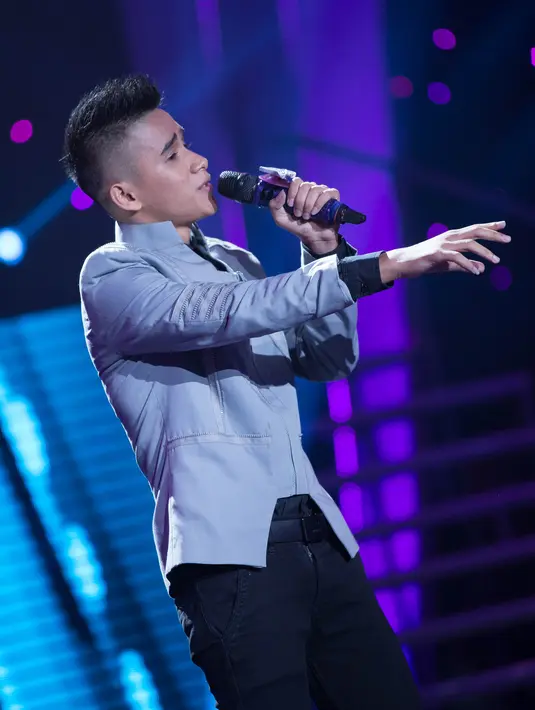 Di samping penampilan memukau dari Ilham, konser eliminasi D’Academy 3 menampilkan banyak keseruan. Dan Meisya pun harus tersenggol di konser eliminasi D’Academy 3. (Dezmond Manullang/Bintang.com)