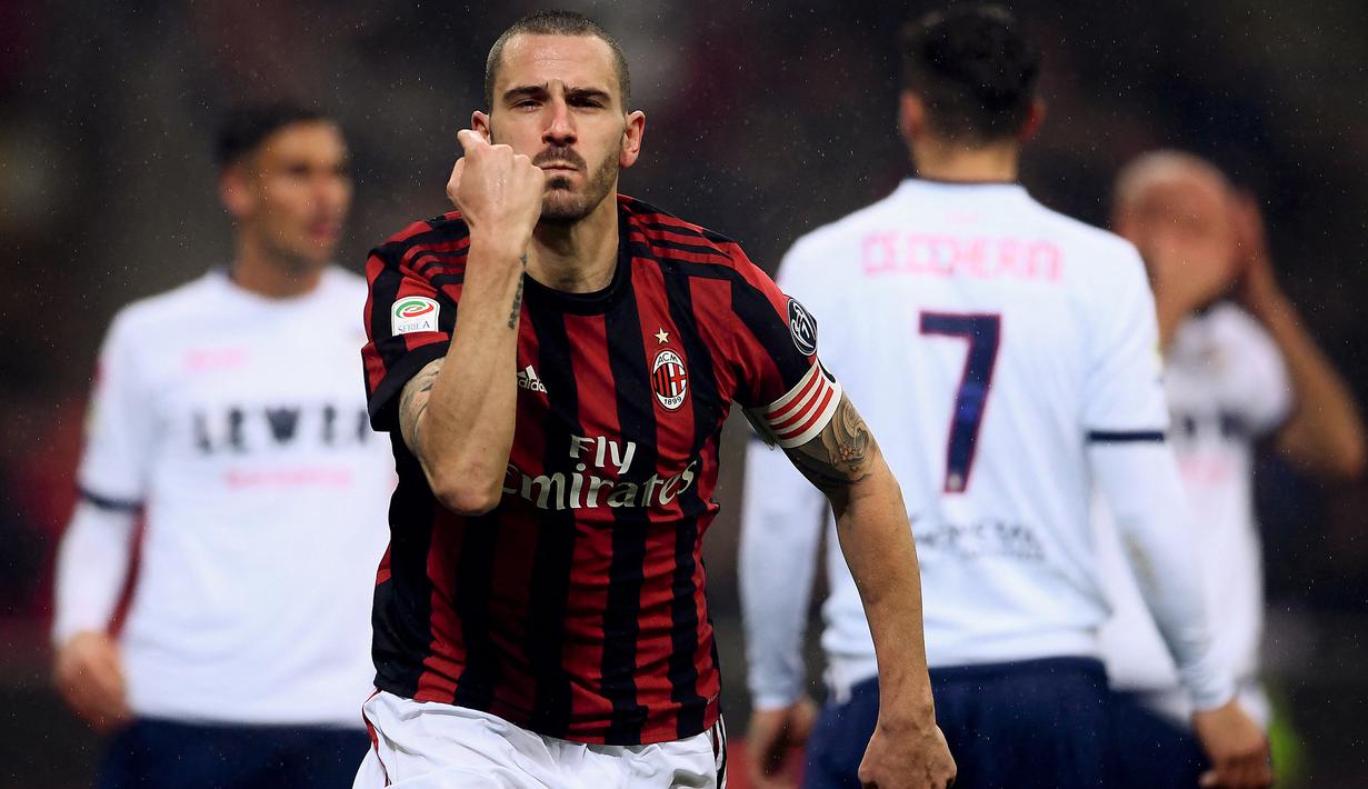 Selebrasi bek AC Milan, Leonardo Bonucci setelah mencetak gol ke gawang Crotone pada laga Liga Italia 2017/2018 di San Siro Stadium, Milan (6/1/2018). Leonardo Bonucci hanya semusim membela AC Milan pada 2017/2018 setelah didatangkan dari Juventus dengan mahar 42 juta euro. Pada 2018/2019 AC Milan memulangkannya ke Juventus dengan nilai transfer 35 juta euro atau kini setara Rp573 miliar. (AFP/Marco Bertorello)