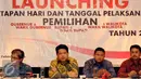 Ketua KPU Husnin Kamil Manik (kedua kiri) memberikan keterangan Pilkada Serentak 2017 di Jakarta, Senin (15/2/2016). Pilkada akan dilaksanakan Rabu 15 Februari 2017 di 101 daerah, 7 provinsi, 18 kota dan 76 kabupaten. (Liputan6.com/Helmi Fithriansyah)