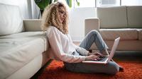 Ilustrasi tidak fokus saat bekerja. (Photo by Thought Catalog on Unsplash)