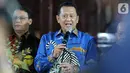 Ketua MPR Bambang Soesatyo memberikan keterangan terkait pengantaran undangan pelantikan Presiden dan Wapres periode 2019-2024 ke kediaman SBY di Puri Cikeas, Bogor, Jawa Barat, Rabu (16/10/2019). Pelantikan Presiden dan Wapres akan berlangsung pada 20 Oktober 2019. (Liputan6.com/Herman Zakharia)