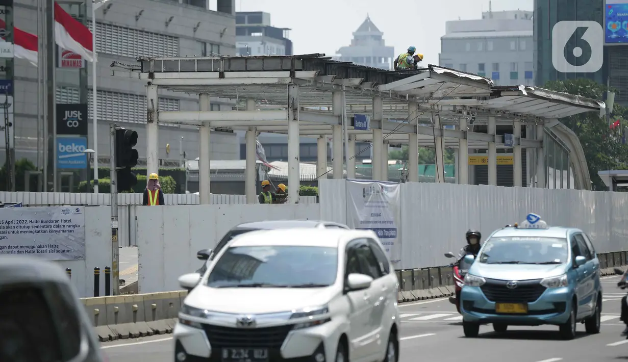 Pekerja beraktivitas saat membongkar Halte Bundaran HI di Jakarta, Senin (18/4/2022). PT Transjakarta menutup total 11 halte Transjakarta untuk dilakukan revitalisasi. (Liputan6.com/Faizal Fanani)