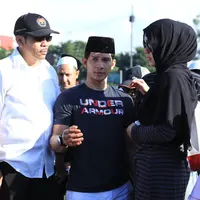 Kabar duka dari dunia selebriti Iko Uwais. Ayah aktor laga itu, Musthafa Kamaluddin baru saja menghembuskan napas terakhirnya pada Rabu (8/3) sekitar pukul 09.30 WIB. (Adrian Putra/Bintang.com)