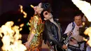 Lenny Kravitz saat muncul memainkan gitar dan berkolaborasi dengan Katy Perry di ajang Super Bowl XLIX Halftime Show di University of Phoenix Stadium, Arizona, Amerika Serikat, Minggu (1/2/2015). (Joe Camporeale-USA TODAY Sports)