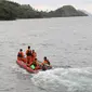 Tim penyelamat mencari korban hilang KM Sinar Bangun yang tenggelam di Danau Toba, Sumatera Utara, Selasa (19/6). Diduga, penumpang KM Sinar Bangun saat tenggelam berjumlah 80 orang. (AFP Photo/Lazuardy Fahmi)