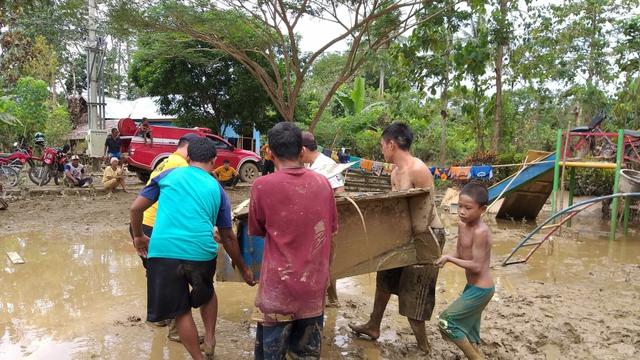Kondisi jalan warga desa di Konawe dipenuhi lumpur setelah banjir merendam wilayah itu.(Liputan6.com/Ahmad Akbar Fua)