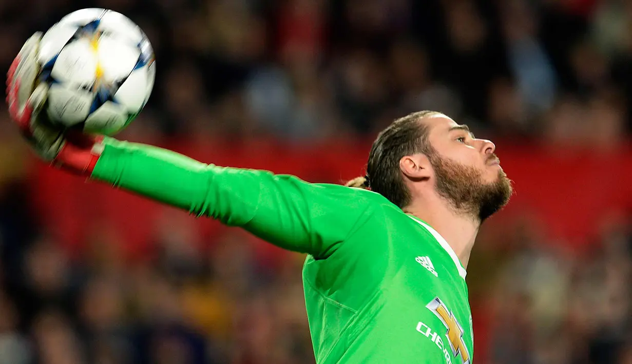 Kiper MU, David de Gea melempar bola saat bertanding melawan Sevilla pada Liga Champions di stadion Ramon Sanchez Pizjuan, Spanyol (21/2). De Gea tampil sebagai pahlawan MU pada pertandingan yang berakhir 0-0 tersebut. (AFP Photo/Cristina Quicler)