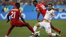 Gelandang Tunisia, Hamdi Naguez, berusaha melewati gelandang Panama, Jose Rodriguez, pada laga grup G Piala Dunia di Mordovia Arena, Saransk, Kamis (28/6/2018). Tunisia menang 2-1 Panama. (AP/Pavel Golovkin)