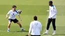 Gelandang Portugal Paris Saint-Germain, Vitinha (kiri) dan penyerang Prancis Paris Saint-Germain, Ousmane Dembele saat mengikuti sesi latihan klub sebelum pertandingan leg pertama semifinal Liga Champions 2025/2026 melawan klub Jerman, Bayern Muenchen, di PSG Campus, Poissy, Barat Laut Paris, pada Senin 27 April 2026. (FRANCK FIFE/AFP)